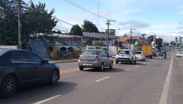 Ato pela reabertura do comércio no Acre reuniu 150 carros e 400 pessoas, diz Acisa