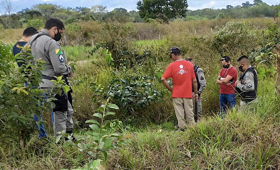 Peritos do IML recolhem ossada humana encontrada em um ramal do Belo Jardim III