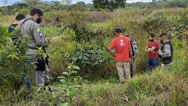 Peritos do IML recolhem ossada humana encontrada em um ramal do Belo Jardim III