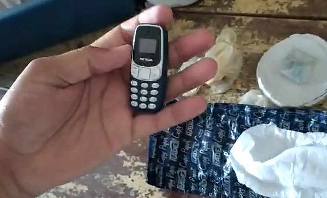 Mulher é surpreendida por policiais penais ao tentar enviar um mini celular para dentro do presídio de Sena Madureira