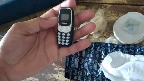 Mulher é surpreendida por policiais penais ao tentar enviar um mini celular para dentro do presídio de Sena Madureira