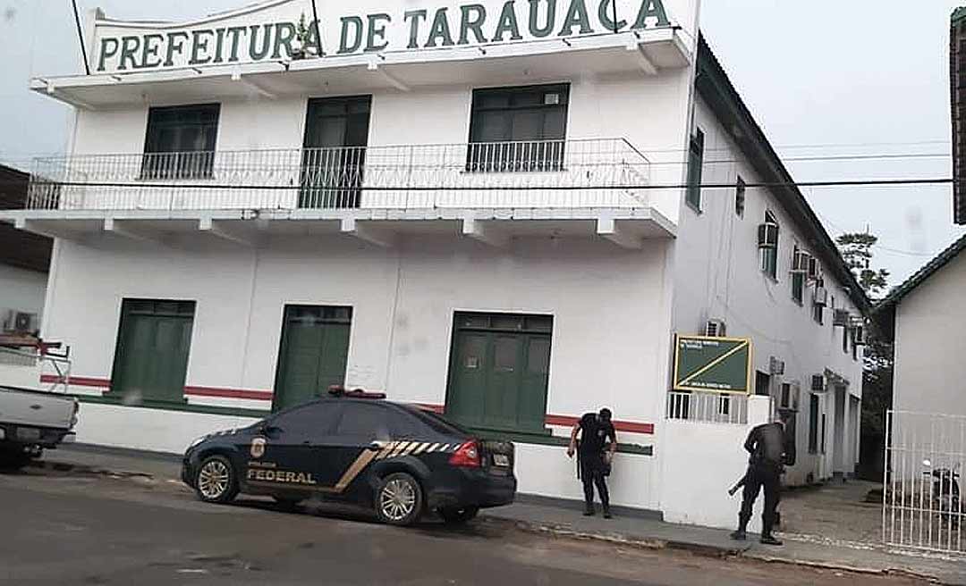 Agentes da PF amanheceram no prédio da prefeitura de Tarauacá; operação apura desvios do SUS em seis cidades