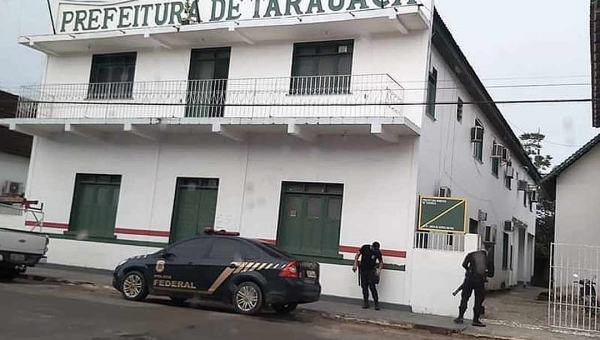 Agentes da PF amanheceram no prédio da prefeitura de Tarauacá; operação apura desvios do SUS em seis cidades