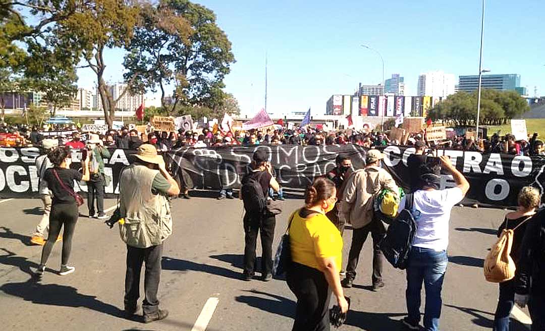 Centenas de manifestantes protestam pacificamente contra Bolsonaro em Brasília