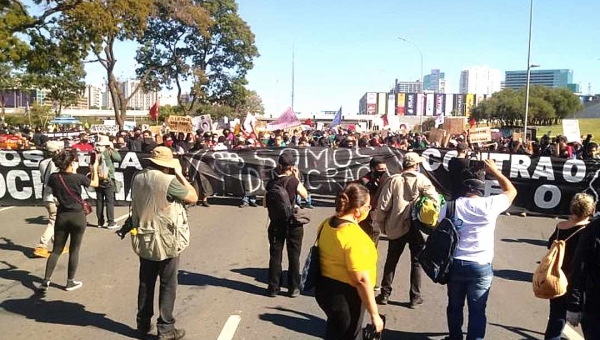 Centenas de manifestantes protestam pacificamente contra Bolsonaro em Brasília