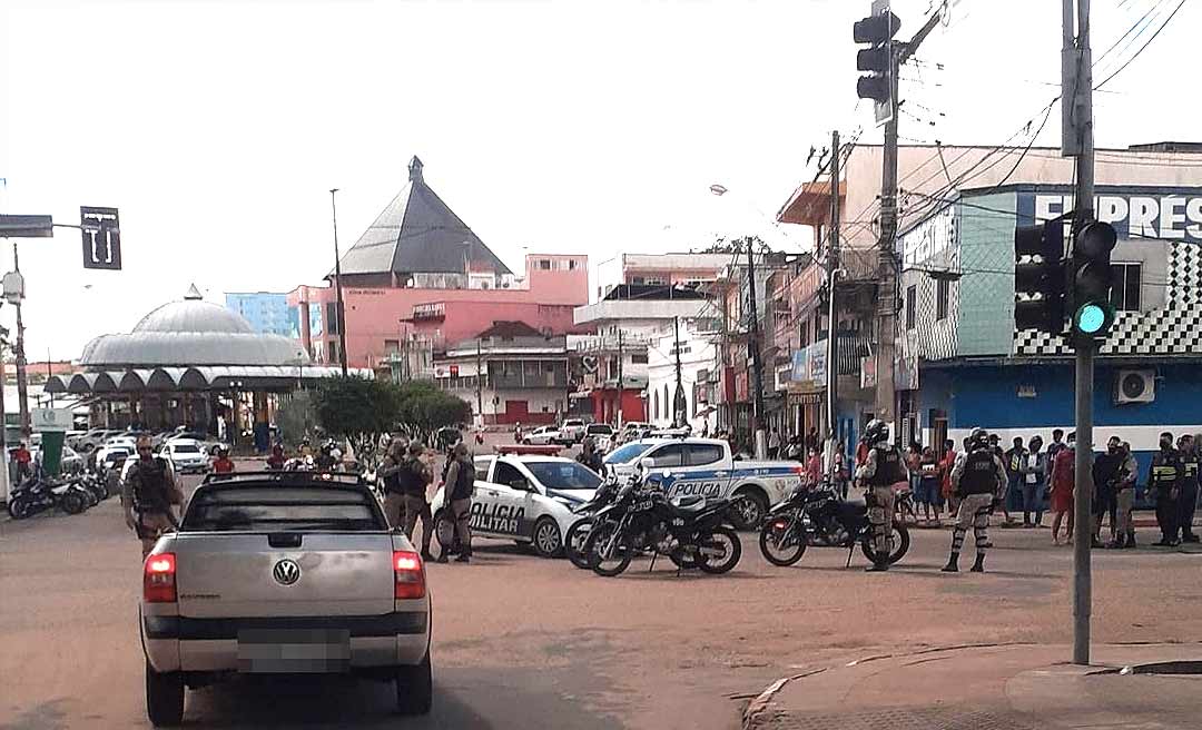 Em Cruzeiro do Sul, homem quebra joelho após acidente com viatura da PM