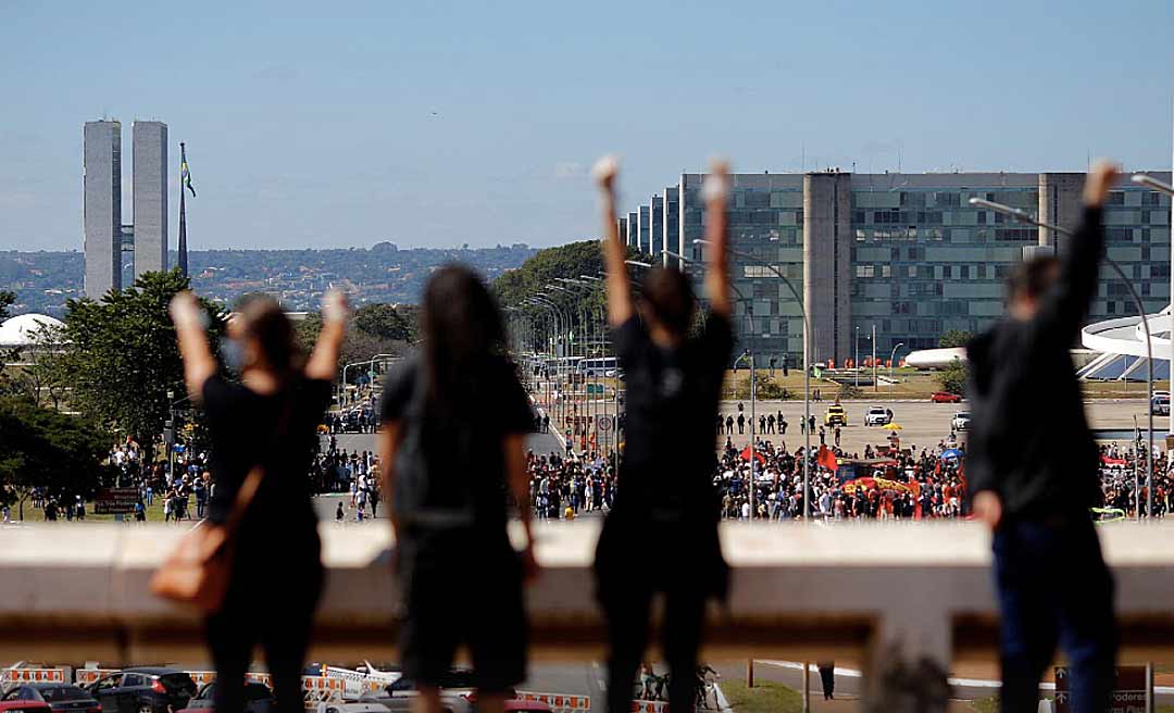 Sem a presença de Bolsonaro e conflitos, grupos pró e contra o governo dividem Brasília