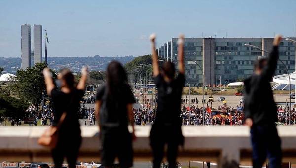 Sem a presença de Bolsonaro e conflitos, grupos pró e contra o governo dividem Brasília