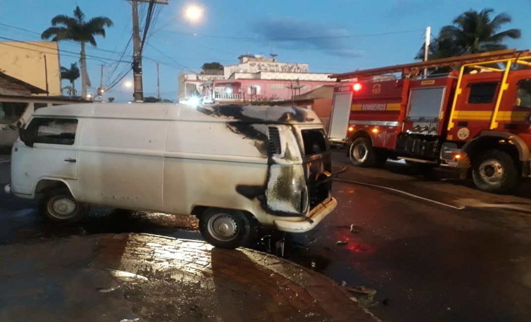 Incêndio destrói Kombi no bairro Aviário, em Rio Branco