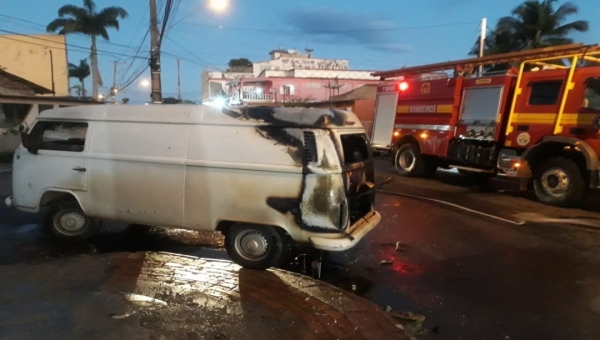 Incêndio destrói Kombi no bairro Aviário, em Rio Branco