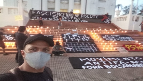 Contra Bolsonaro e pela democracia ativistas erguem faixas e acendem velas nas escadarias do Palácio Rio Branco