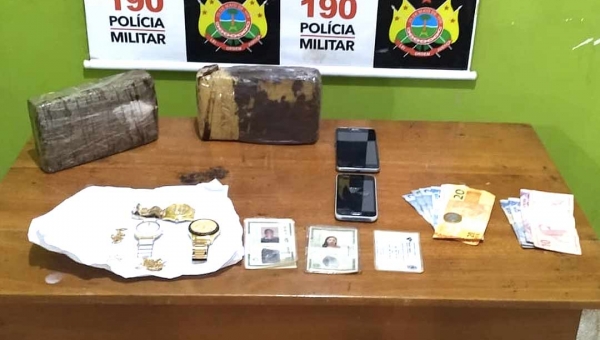 Casal é preso em ônibus no interior do Acre com droga e celulares