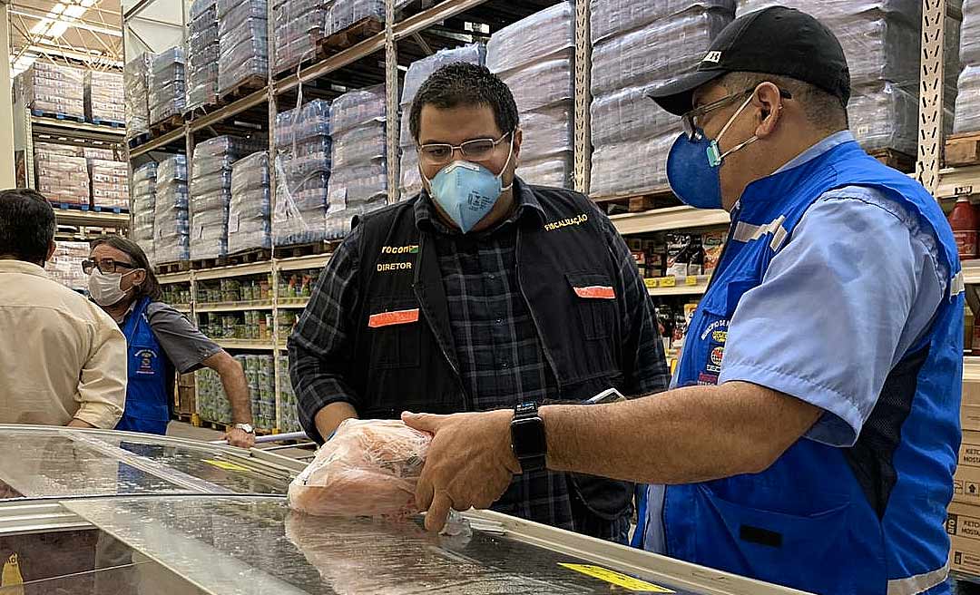 Vigilância Sanitária e Procon apreendem frango, linguiça e salsicha inapropriados para o consumo em supermercado