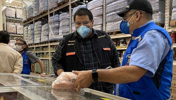 Vigilância Sanitária e Procon apreendem frango, linguiça e salsicha inapropriados para o consumo em supermercado