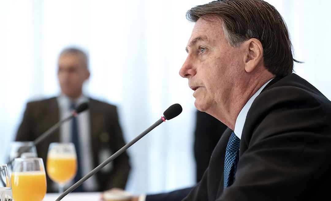 Bolsonaro provoca e sugere reduzir salário de parlamentares para elevar auxílio