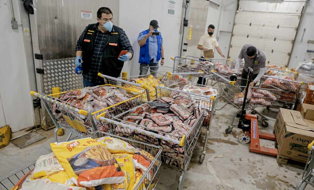 Fiscais apreenderam cerca de duas toneladas de frango, linguiça e carne no Supermercado Mineirão