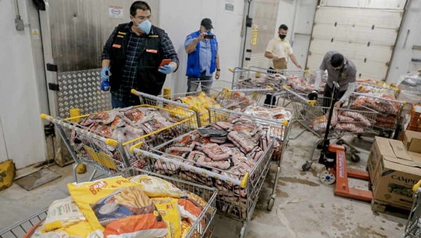 Fiscais apreenderam cerca de duas toneladas de frango, linguiça e carne no Supermercado Mineirão