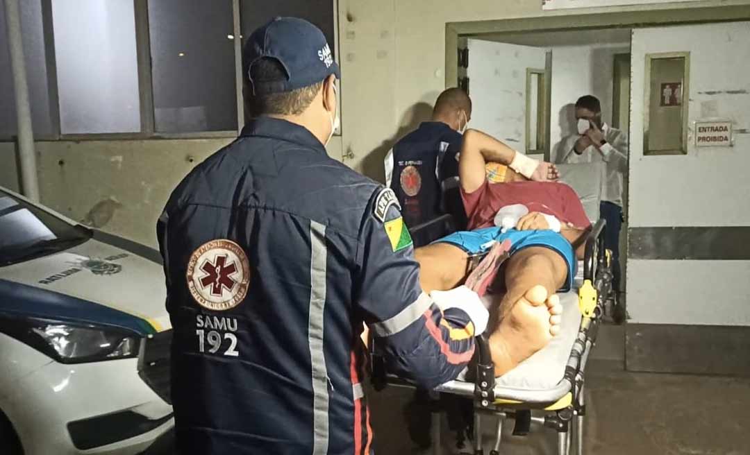 Adolescente é ferido com um disparo no punho por criminosos em uma moto