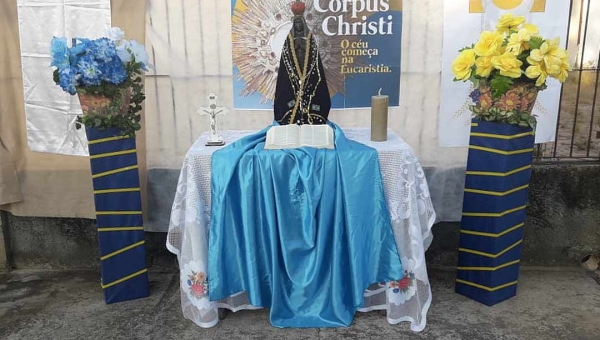 Corpus Christi sem procissão tem fieis com altares em casa e rezando pela cura de infectados pela Covid-19 no Acre