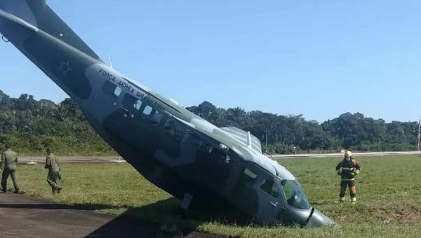 Avião da FAB tem problema no freio ao tentar pousar e sai da pista no Aeroporto de Porto Velho