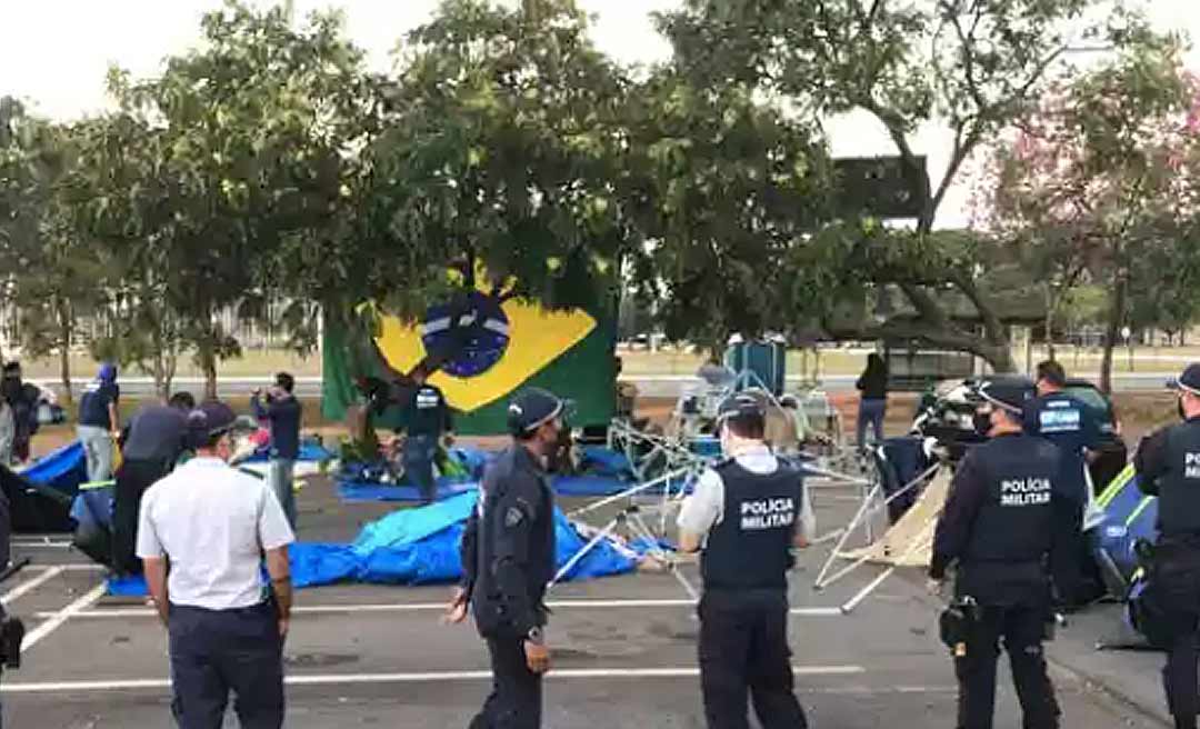 Polícia desmonta acampamento de apoio ao presidente Bolsonaro na Esplanada