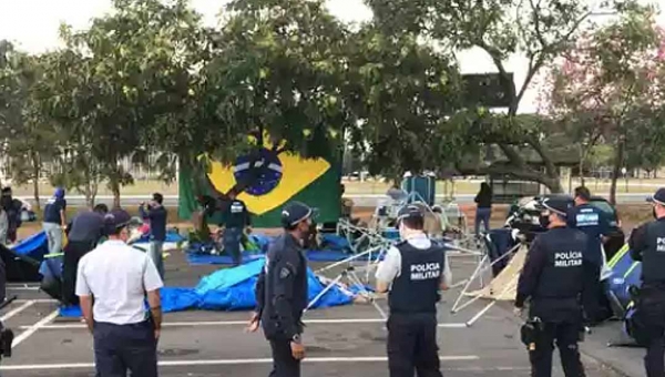 Polícia desmonta acampamento de apoio ao presidente Bolsonaro na Esplanada