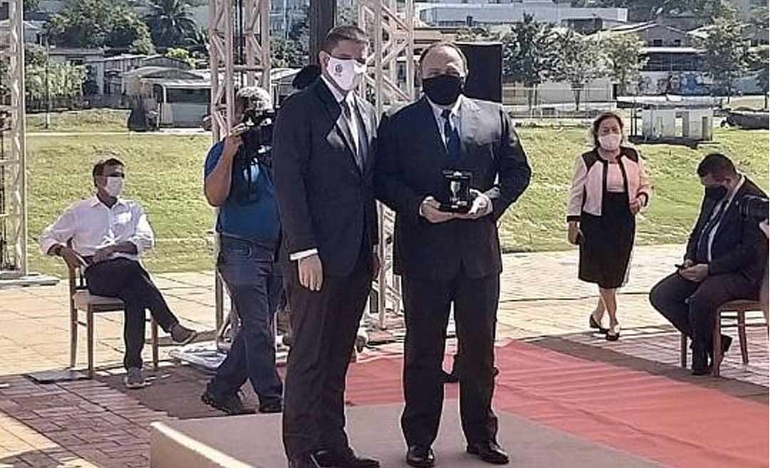 Ministro da Saúde e senador Márcio Bittar recebem medalhas em solenidade de aniversário do Estado Acre