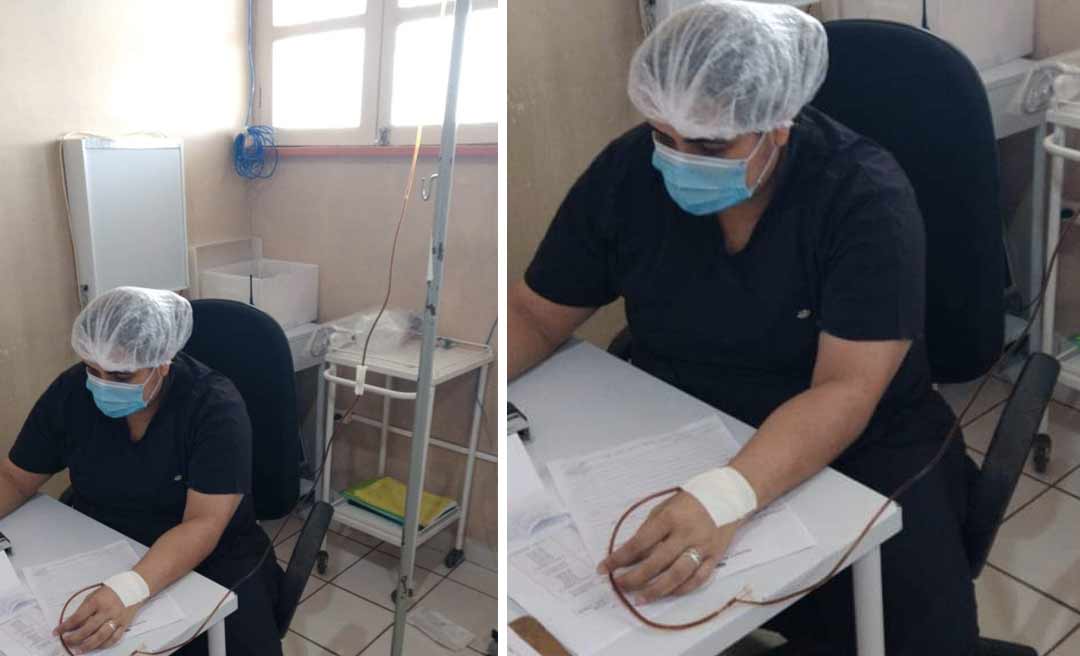 Médica de Mâncio Lima é fotografada tomando soro enquanto atende pacientes