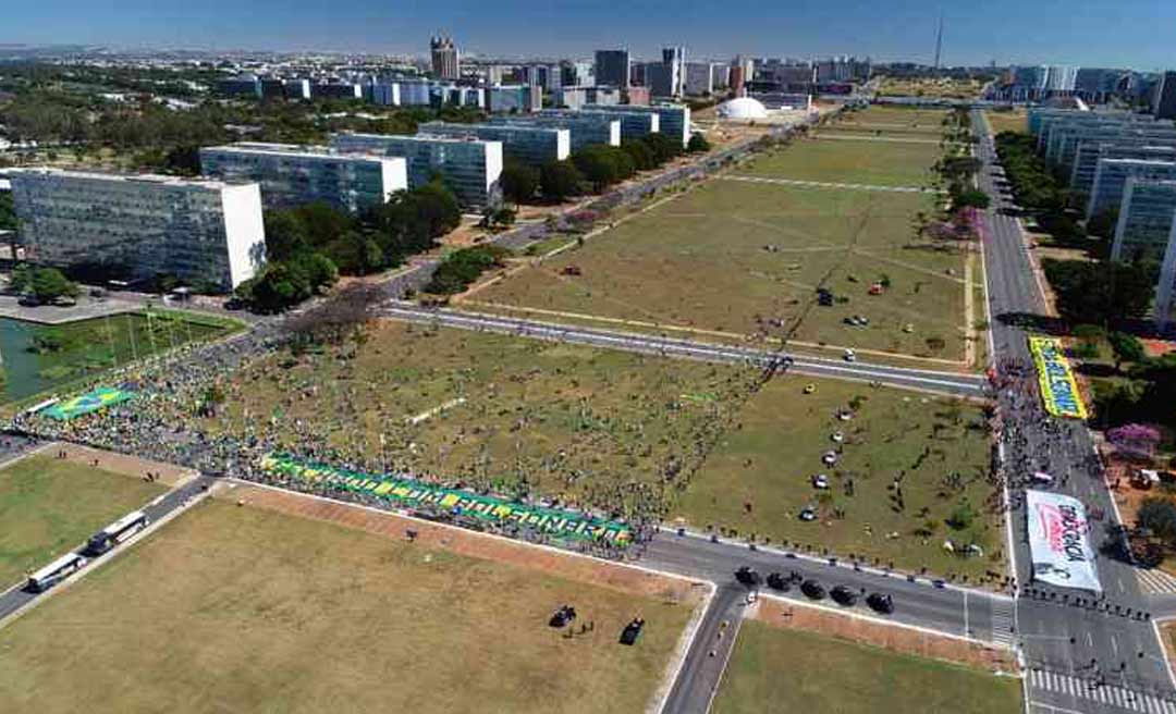 Esplanada concentra manifestações pró e contra Bolsonaro neste domingo