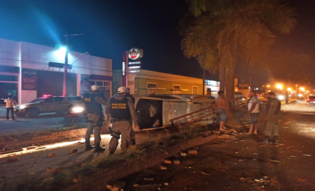 Visivelmente embriagado, motorista perde o controle e carro capota na Chico Mendes 