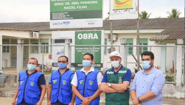 Gladson inspeciona obras de reforma e ampliação do Hospital Geral de Mâncio Lima