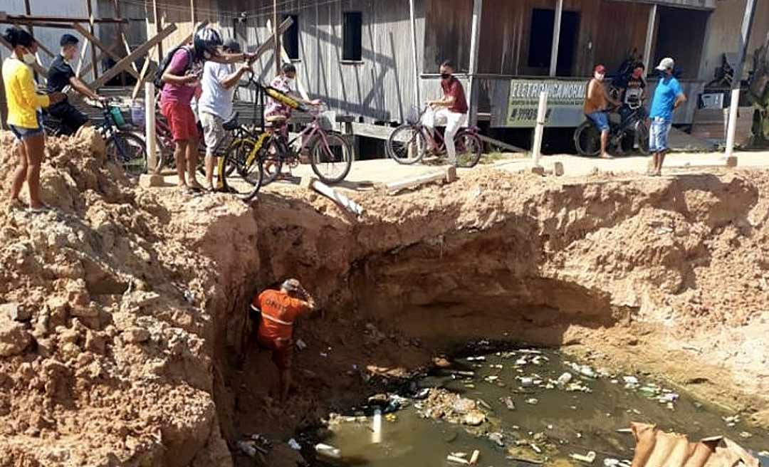 Homem cai em cratera aberta em rua de Tarauacá e cena mostra o descaso da Prefeitura com a infraestrutura