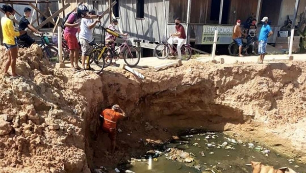 Homem cai em cratera aberta em rua de Tarauacá e cena mostra o descaso da Prefeitura com a infraestrutura