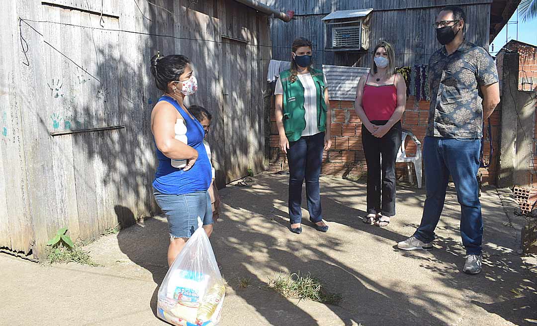 Prefeitura de Rio Branco faz entrega de cestas básicas para artistas