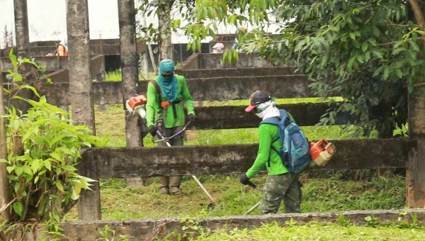 Em parceria com prefeitura, entorno do Hospital de Campanha de Cruzeiro do Sul recebe limpeza e melhoria viária