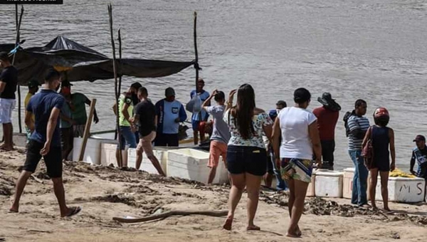 Sem máscaras e aglomerados, centenas vão à feira de peixes em Cruzeiro durante a piracema