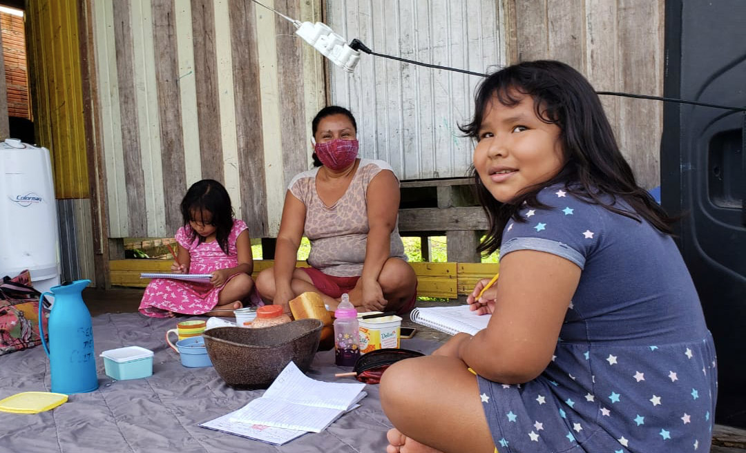 Mãe Yanawá faz da varanda de casa uma sala de audioaula e acompanha atividades com os filhos