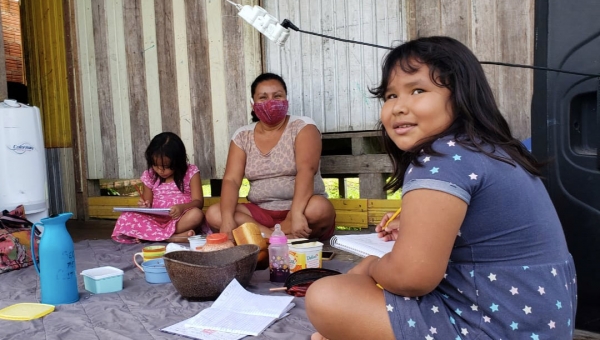 Mãe Yanawá faz da varanda de casa uma sala de audioaula e acompanha atividades com os filhos