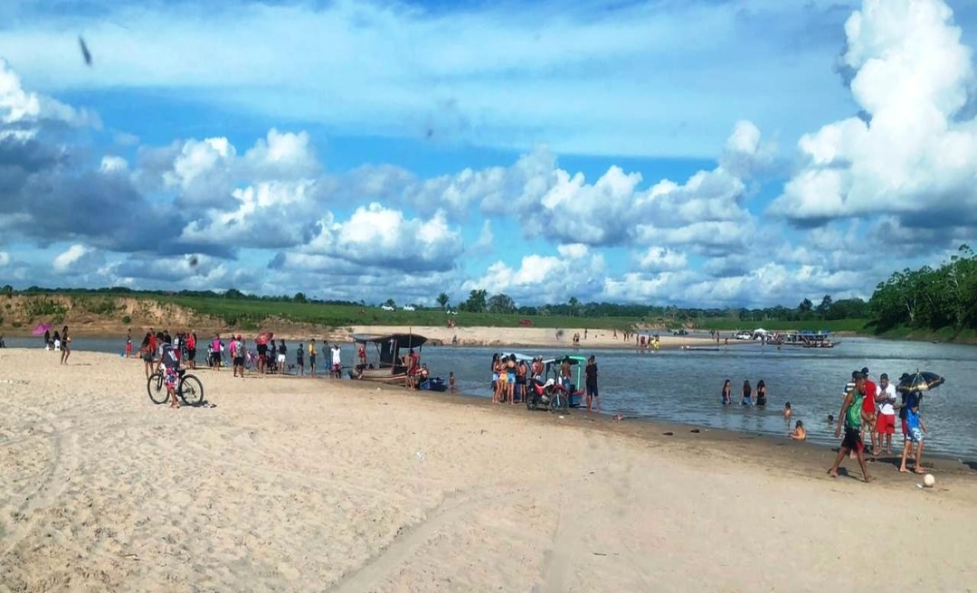 Em meio aos riscos de contaminação pela covid-19, dezenas vão à praia em Tarauacá neste domingo 