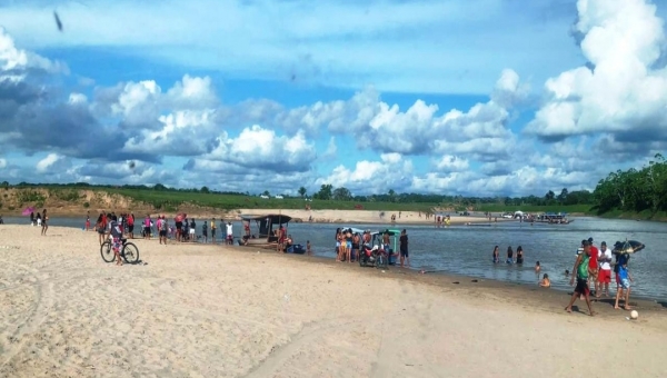 Em meio aos riscos de contaminação pela covid-19, dezenas vão à praia em Tarauacá neste domingo 