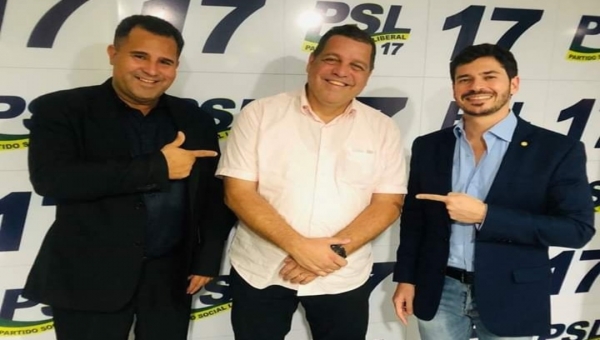 Pedro Valério sorri e faz sinal de arminha para o tucano liberal Major Rocha, seu novo chefe