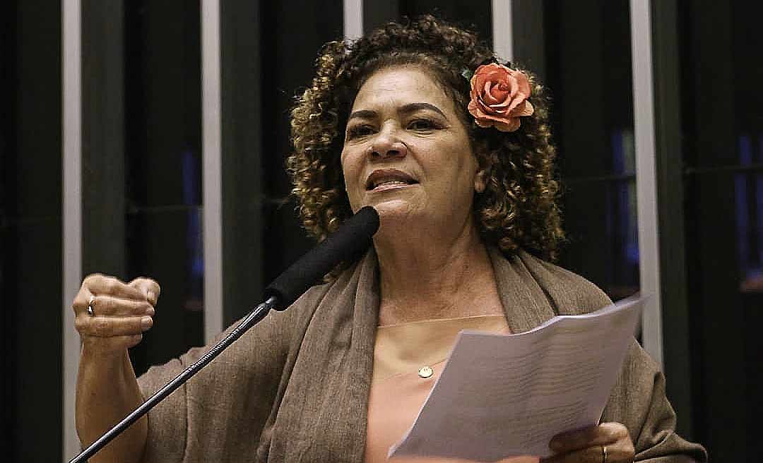 Perpétua ironiza e diz que Gladson adota petista, declara apoio a socialista e nomeia comunista: ‘está vindo em nossa direção’