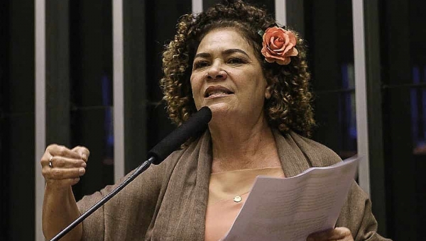 Perpétua ironiza e diz que Gladson adota petista, declara apoio a socialista e nomeia comunista: ‘está vindo em nossa direção’