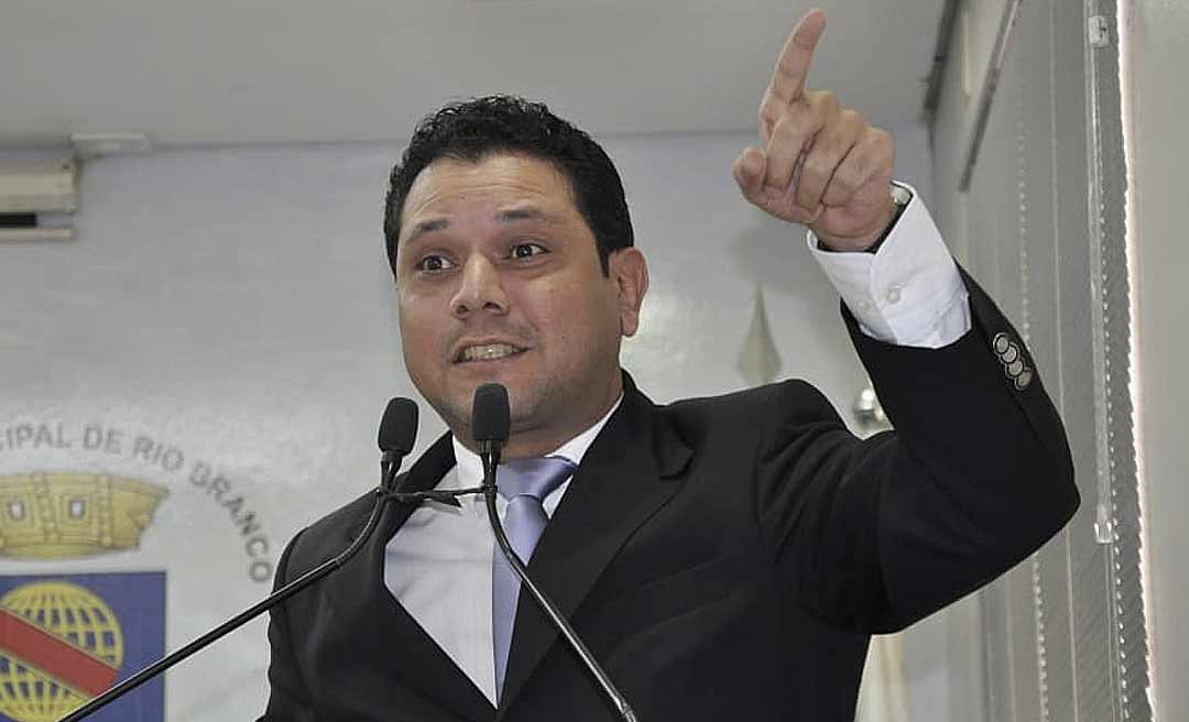 Em Rio Branco, vereador lê Salmos 23 em sessão e oferece a Bolsonaro