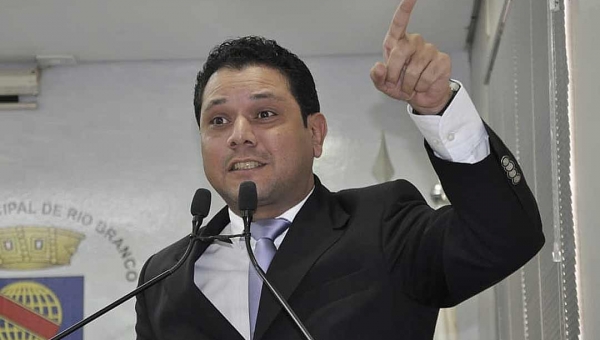Em Rio Branco, vereador lê Salmos 23 em sessão e oferece a Bolsonaro