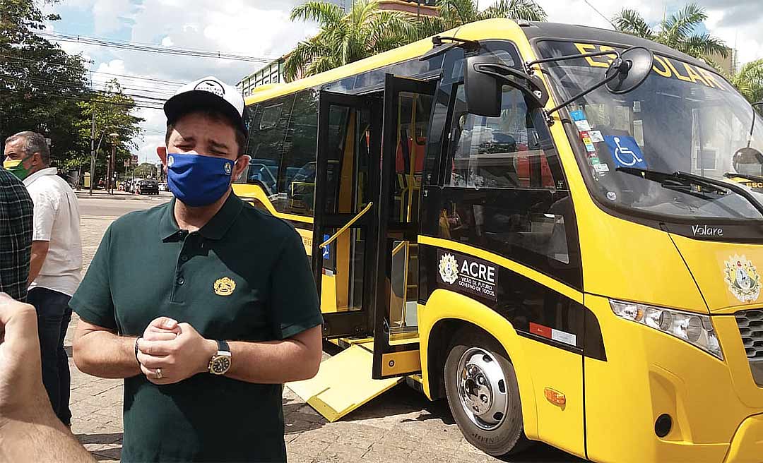 Gladson entrega 110 ônibus escolares e fala em ampliar a merenda nas escolas 