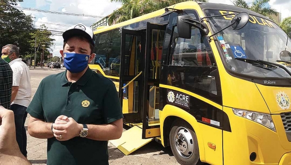 Gladson entrega 110 ônibus escolares e fala em ampliar a merenda nas escolas 