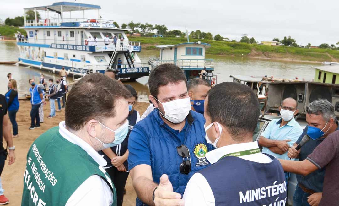 Gladson Cameli recepciona chegada de Unidade Básica de Saúde Fluvial em Cruzeiro do Sul