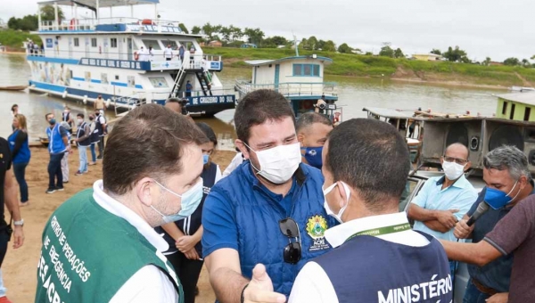 Gladson Cameli recepciona chegada de Unidade Básica de Saúde Fluvial em Cruzeiro do Sul