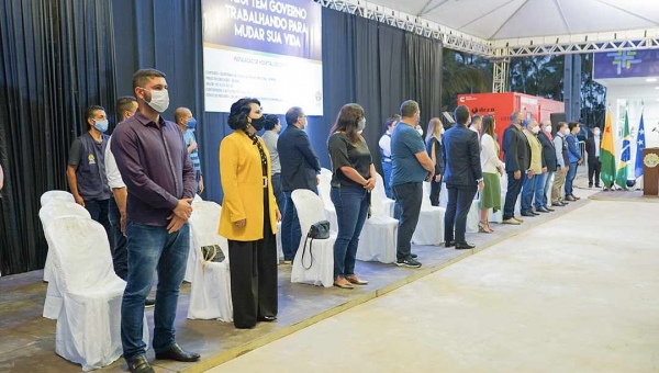 Durante inauguração de Hospital de Campanha, presidente da Aleac pede licença ao governador e faz agradecimento aos deputados estaduais